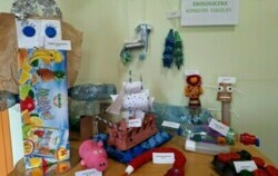 wystawa prac uczniów - zabawki z recyklingu