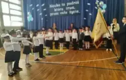 sala gimnastyczna, pierwszoklasiści przyrzekający na sztandar szkoły