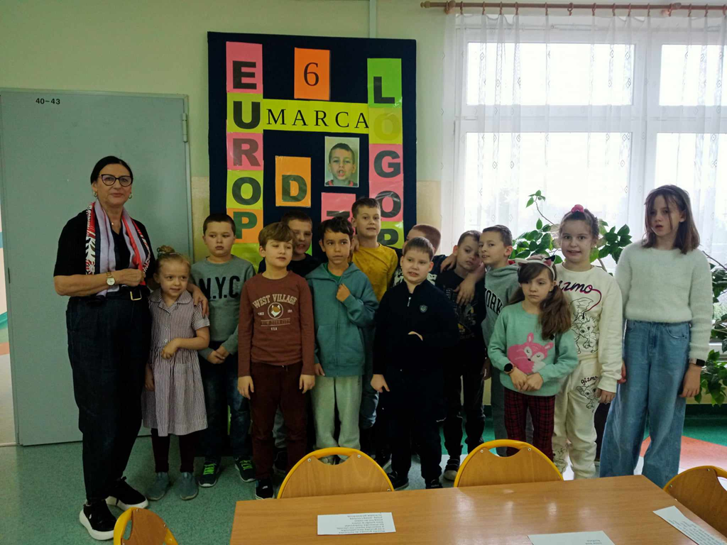 spotkanie uczni&oacute;w klasy IIa z&nbsp;logopedą podczas zajęć z&nbsp;okazji Europejskiego Dnia Logopedy