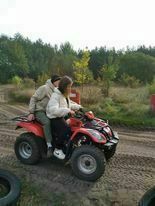 Dwoje uczniów jedzie na quadzie