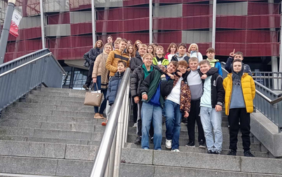 Uczestnicy wycieczki z opiekunami, na schodach prowadzących do stadionu