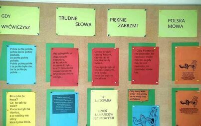 tablica korkowa z przyczepionymi kartkami z rymowankami językowymi