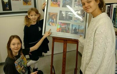 Basia Wiktorowicz 1A, Agata Kaźmierczak 5A i Malina Małota 8A pokazują swoje zdjęcie, wszystkie są laureatkami XI Powiatowego konkursu fotograficznego.