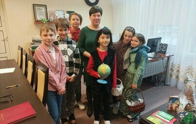 Na zdjęciu uczniowie z 4a - uczeń przebrany za Kopernika, toruńskie piernikarki, Tytus, Romek i Atomek z wizytą w gabinecie p. dyrektor, Anny Kuliś