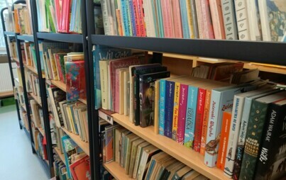 regały biblioteczne wypełnione książkami
