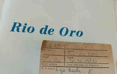 fragment okładki książki - tytuł Rio de Oro i fragment karty książki