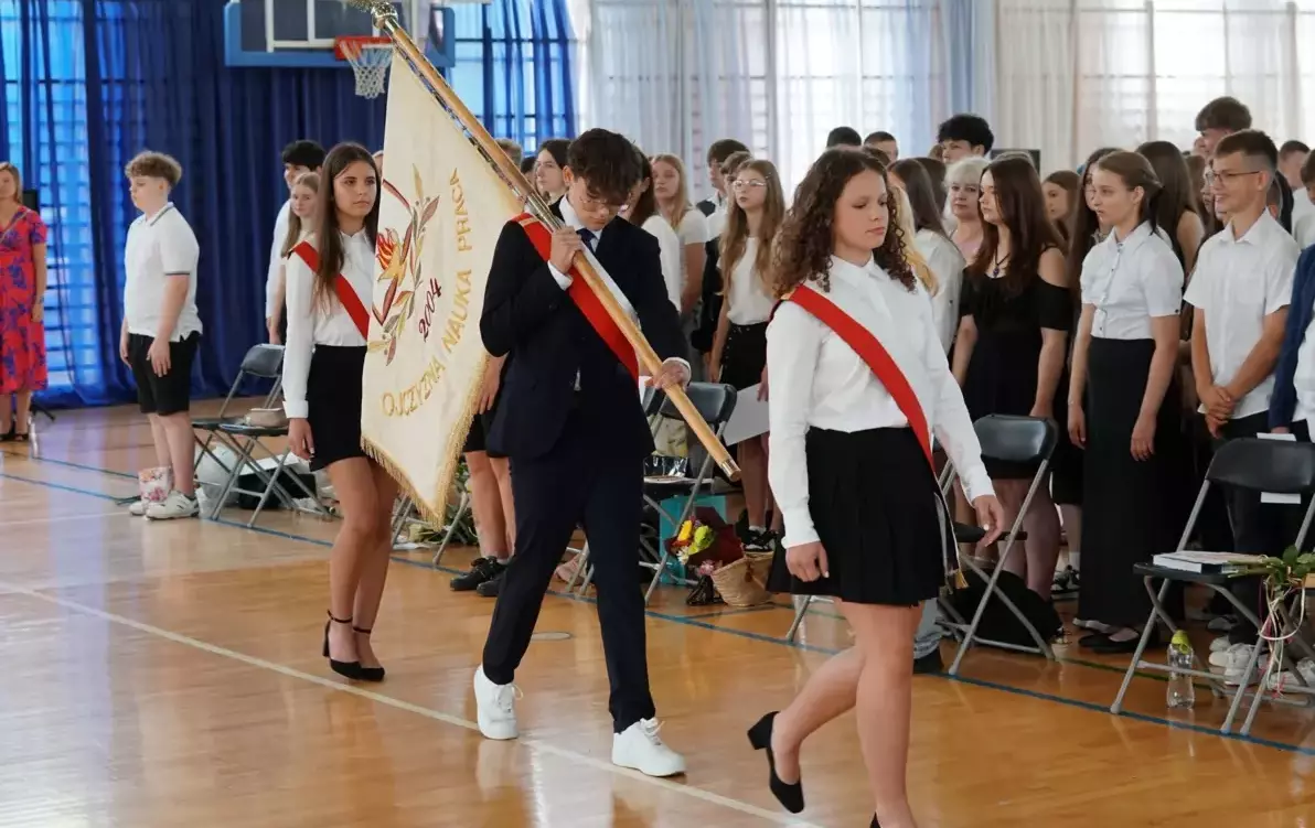 Poczet sztandarowy wychodzący z hali