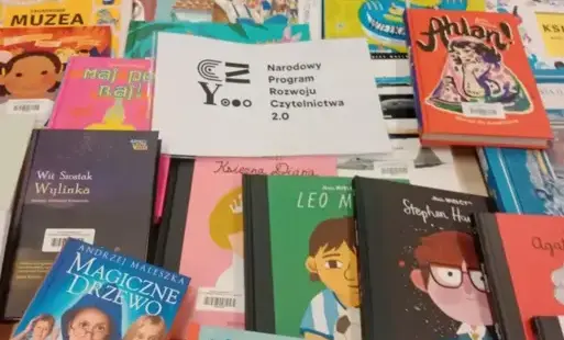 Nowości książkowe rozłożone na stole