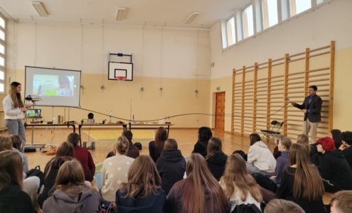 sala gimnastyczna - w trakcie wykładu profesora, uczniowie przysłuchują się