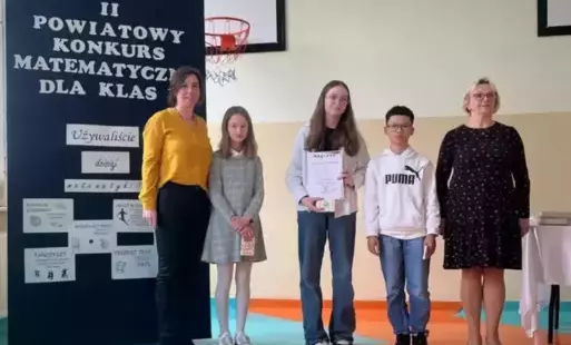 Trójka laureatów z dwójką opiekunów