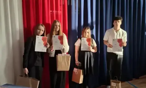 Zdjęcie przedstawia Uczniów SP nr 4 z dyplomami